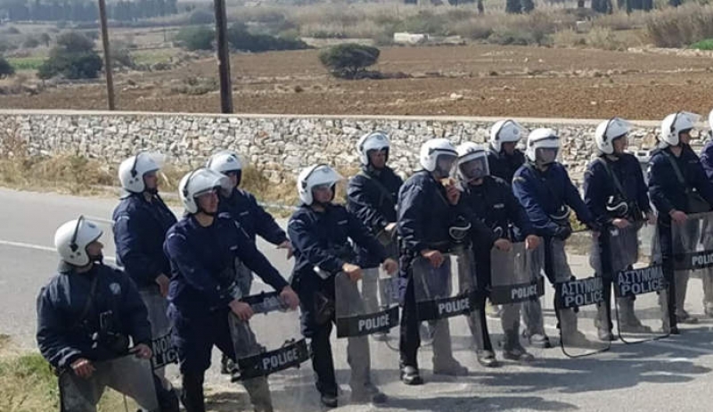 Χαμός στη Νάξο: Ένταση μεταξύ αγροτών και ΜΑΤ για έργο υδροδότησης [βίντεο]