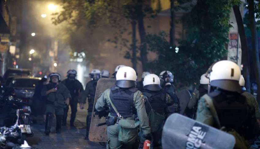 «Πολεμικό» κλίμα στα Εξάρχεια: Συγκέντρωση διαμαρτυρίας για το μετρό