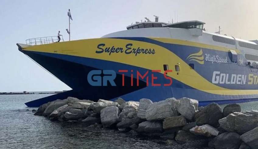 Τήνος: Έπεσε στα βράχια του λιμανιού το πλοίο Super Express [βίντεο]