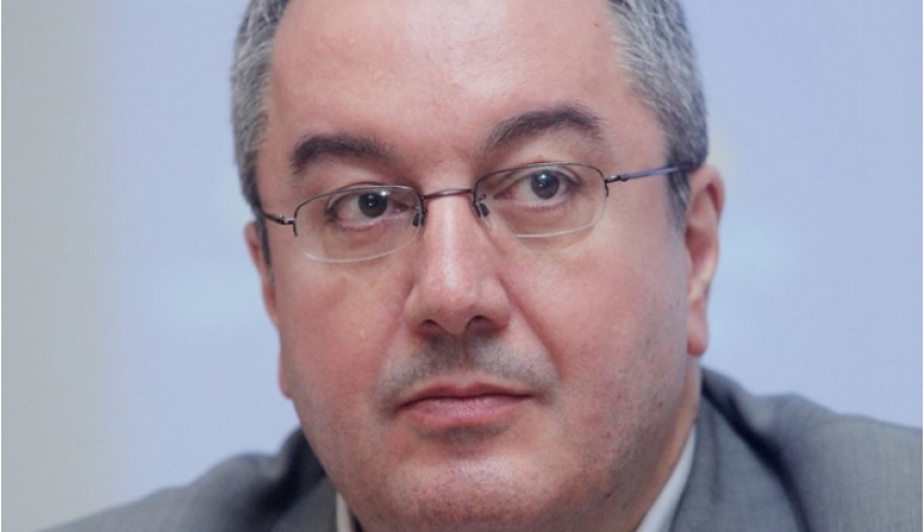 Μόσιαλος: Καλά κάναμε και ανοίξαμε αγορά και εκπαίδευση – Πώς θα καθυστερήσουμε το τρίτο κύμα