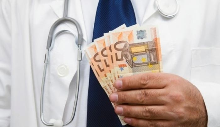 Στο εδώλιο γιατροί και στελέχη νοσοκομείων για μίζες από πασίγνωστη εταιρεία ορθοπεδικών ειδών – Έπαιρναν για... δώρο μέχρι και εκδρομές!