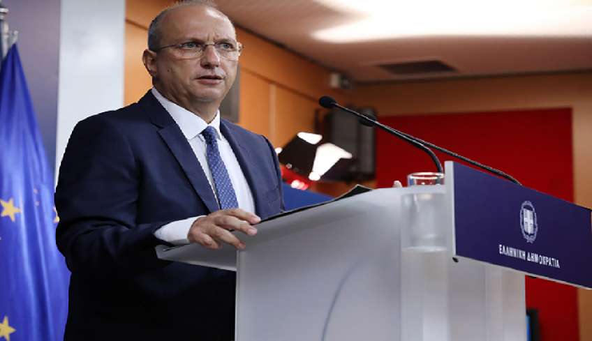 Γ. Οικονόμου: Μείωση κατά 80% σε σχέση με πέρυσι των μεταναστών στις δομές φιλοξενίας των νησιών