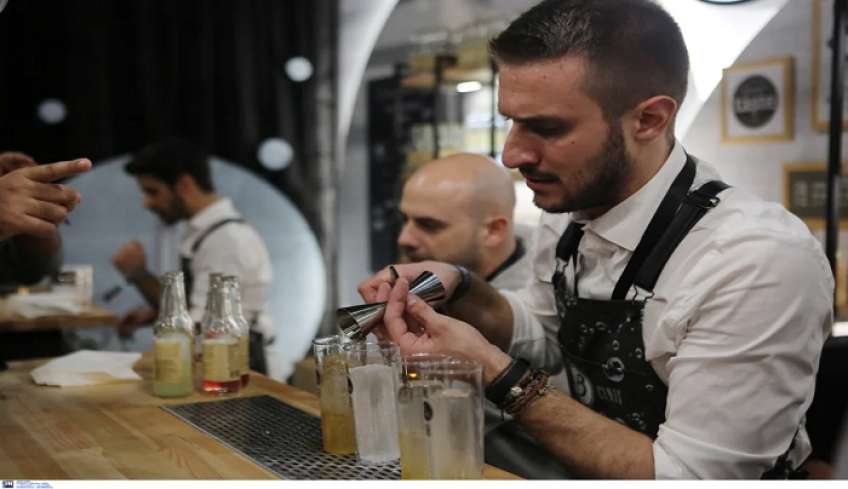 Ζαλίζουν οι τιμές των ποτών: Έως και 37% πιο ακριβό φέτος το αλκοόλ στα νησιά
