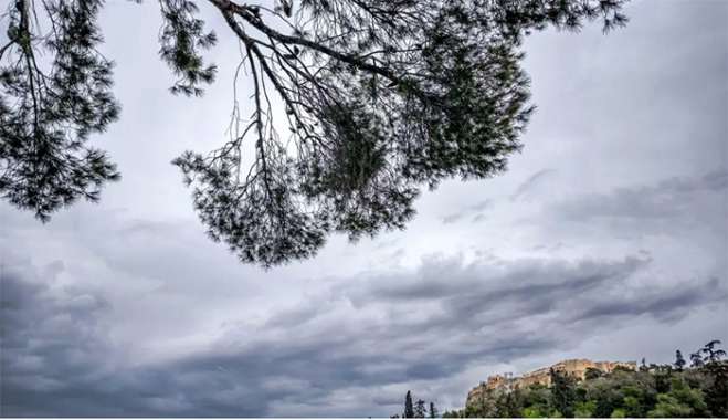 Καιρός σήμερα: Βοριάδες έως 7 μποφόρ στο Αιγαίο – Βροχές με θερμοκρασία έως τους 34 βαθμούς