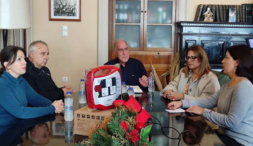 Χριστουγεννιάτικος μποναμάς με απινιδωτή στο 2ο ΓΕΛ Κω, από το ξενοδοχείο «Neptun»