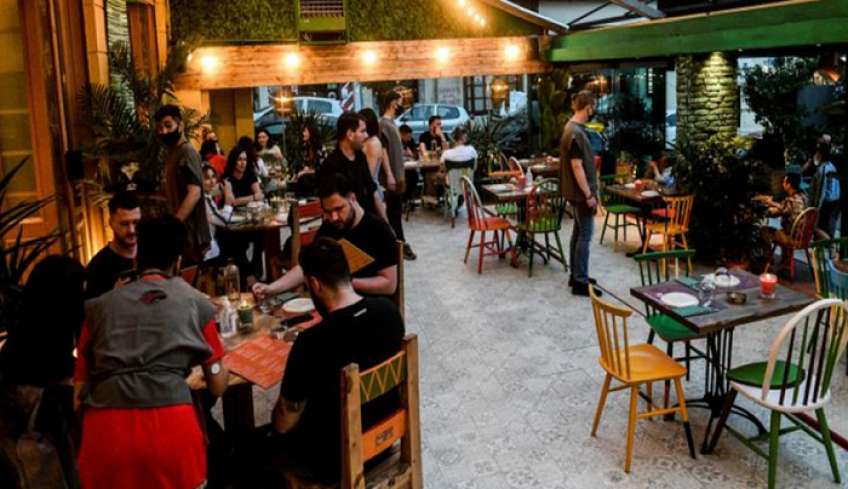 Ερευνα ΓΣΕΒΕΕ: Αγκομαχούν οι μικρές επιχειρήσεις εστίασης – Προβλήματα ρευστότητας και χρέη