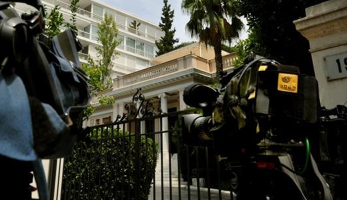 Επιμένει το Μαξίμου: Μέτρα και αμέσως εκλογές