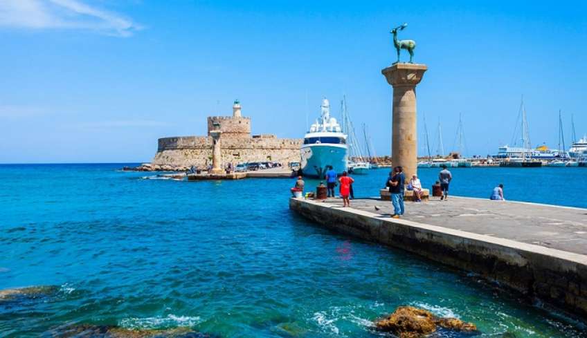 Τουρισμός: Στα «ύψη» οι εισπράξεις στο οκτάμηνο – Πάμε για εισπράξεις πάνω από 18 δισ. ευρώ