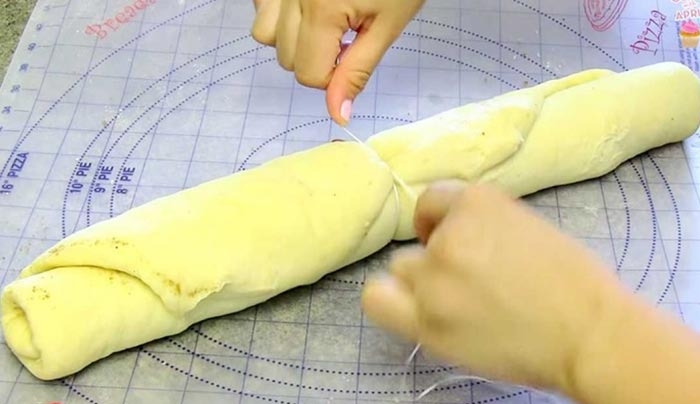 Κάνει τη Ζύμη ένα Ρολό και τη Δένει με ένα Σπάγκο. Το αποτέλεσμα; Πεντανόστιμο! (Βίντεο)