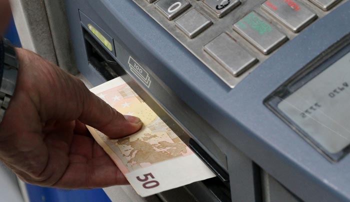 Capital controls: Η μαύρη επέτειος και οι αλλαγές στα ποσά αναλήψεων