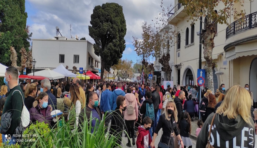 Τεράστια η προσέλευση του κόσμου στο Χριστουγεννιάτικο παζάρι της πόλης της Κω