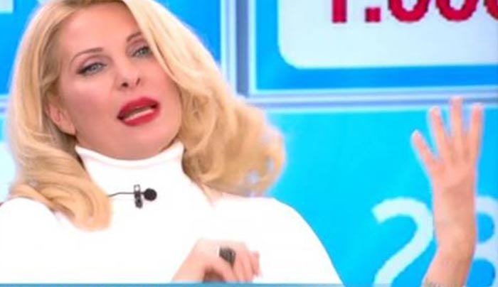 Ελένη Μενεγάκη: Ο απίστευτος εκνευρισμός της on air- Πέταξε το ακουστικό της (Βίντεο)