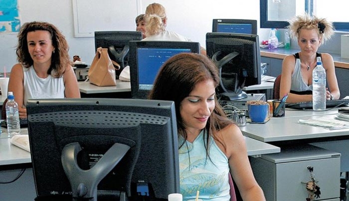 Μειώσεις μισθών γιατί δεν περνάει η φορολογία αγροτών και η έκτακτη εισφορά