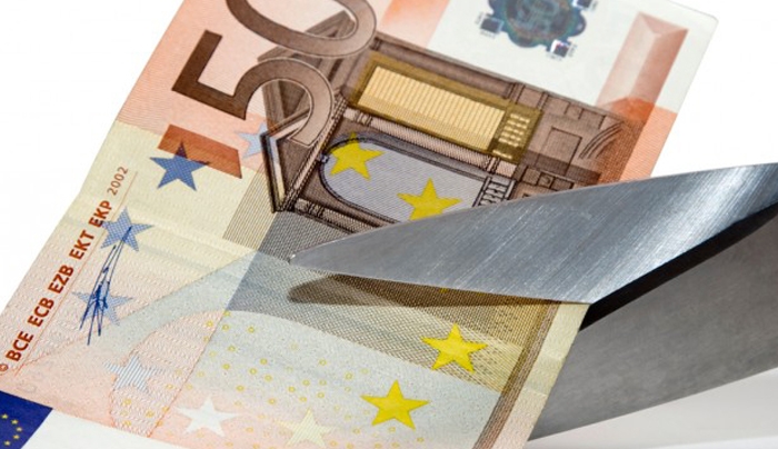 «Κόβουν» τις νέες συντάξεις και τους δικαιούχους του ΕΚΑΣ - «Παγώνουν» και για μετά το 2016 οι κύριες συντάξεις