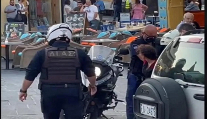 Έβαλαν χειροπέδες σε γυναίκα στη Ρόδο επειδή τραγουδούσε (βίντεο)