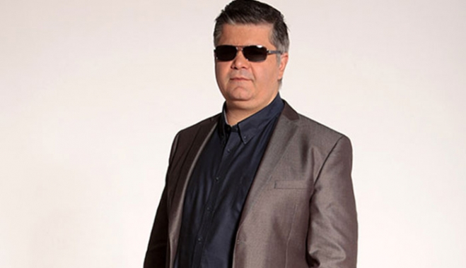 Ο Νεκτάριος του Voice τραγουδάει στον πεζόδρομο του Θησείου και σε άλλες πλατείες!! (Βίντεο)