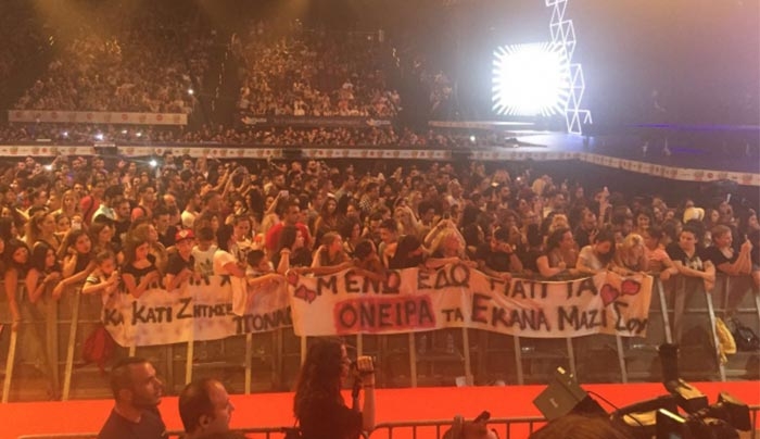 MAD Awards:Ο Τριαντάφυλλος Παντελίδης παραλαμβάνει το τιμητικό βραβείο για τον αδερφό του Παντελή (Βίντεο)