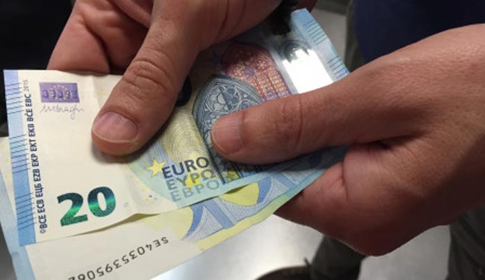 Η μεγάλη σφαγή στις επικουρικές – 40% οι μειώσεις – Ποιοι χάνουν, ποιοι γλιτώνουν το τσεκούρι