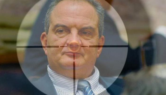 «Οπλα, εκρηκτικά και υλικά... μακιγιάζ» στην παρακολούθηση Καραμανλή