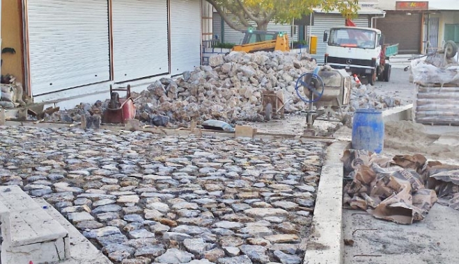Σε εξέλιξη οι εργασίες ανάπλασης της κεντρικής πλατείας της Ζιας