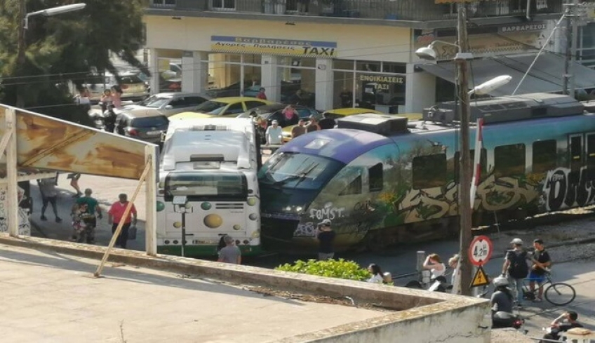 Σύγκρουση λεωφορείου με συρμό του προαστιακού στη Λιοσίων