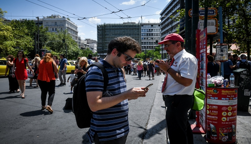 Οι εταιρείες κινητής τηλεφωνίας μειώνουν τις τιμές στα δεδομένα χρήσης internet στα κινητά