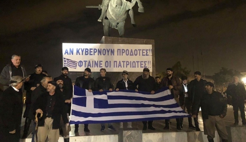 Έφιπποι Κρητικοί τραγουδούν το "Πότε θα κάνει ξαστεριά" μπροστά από τον Λευκό Πύργο- ΒΙΝΤΕΟ