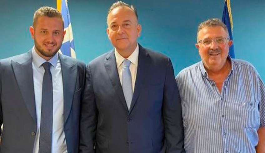 Δεν μπορούσε να λείψει από την ορκωμοσία του Γιάννη Παππά ο Μιχάλης Μπαριανάκης