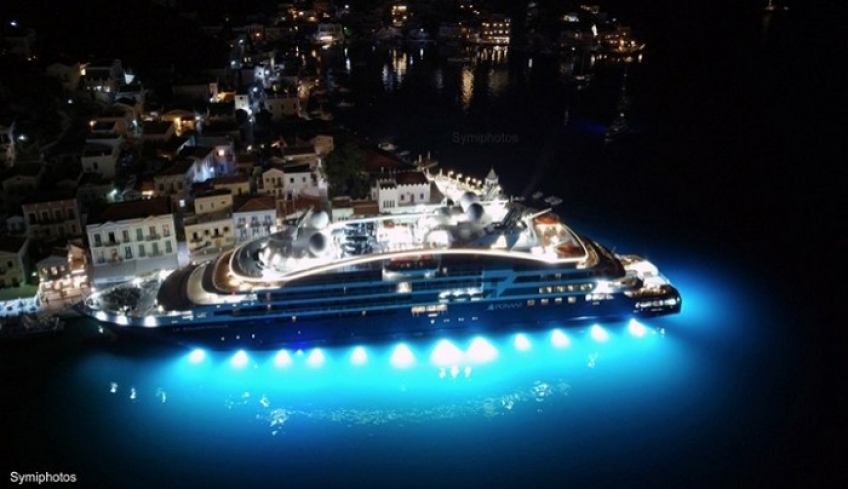 Θαλαμηγός τεραστίων διαστάσεων στο λιμάνι της Σύμης