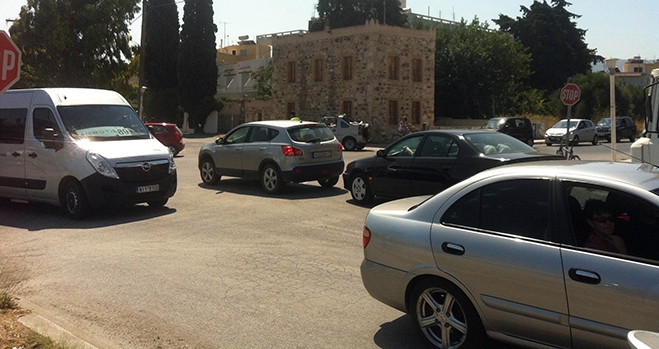 ΤΩΡΑ: Απίστευτο κομφούζιο στην οδό Εθν. Αντιστάσεως - Μεγ. Αλεξάνδρου