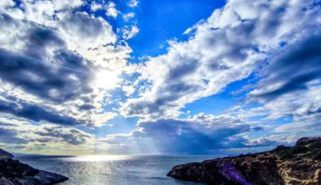 Καιρός σήμερα: Άνοιξη με βροχές σε Κρήτη και Κυκλάδες – Ηλιοφάνεια με παροδικές νεφώσεις στην υπόλοιπη χώρα