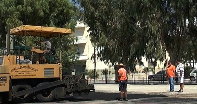 Ξεκίνησε η ασφαλτόστρωση στην αυλή του 1ου Γυμνασίου (video-ρεπορτάζ)