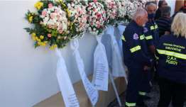 Συγκίνηση στην κηδεία του πυροσβέστη Πέτρου Διακάκη που έχασε τη ζωή του ενώ προσπαθούσε να σώσει αναρριχητές | Photos