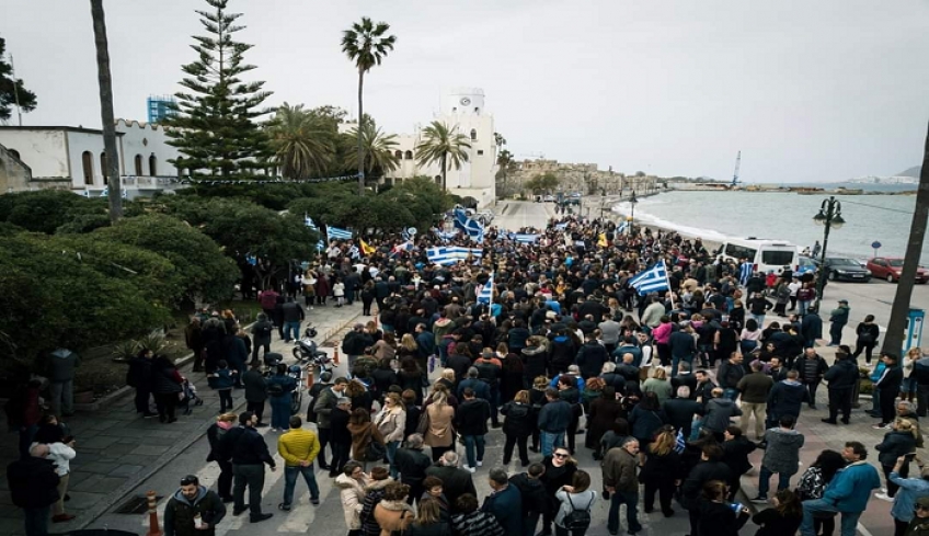 Με παλμό και μεγάλη συμμετοχή η ειρηνική συγκέντρωση και πορεία στο κέντρο της Κω για το μεταναστευτικό