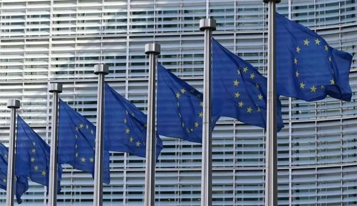 Η ευρωπαϊκή «γκρίνια» έφερε «βουτιά» του ευρώ στον απόηχο της συμφωνίας ΗΠΑ - ΕΕ