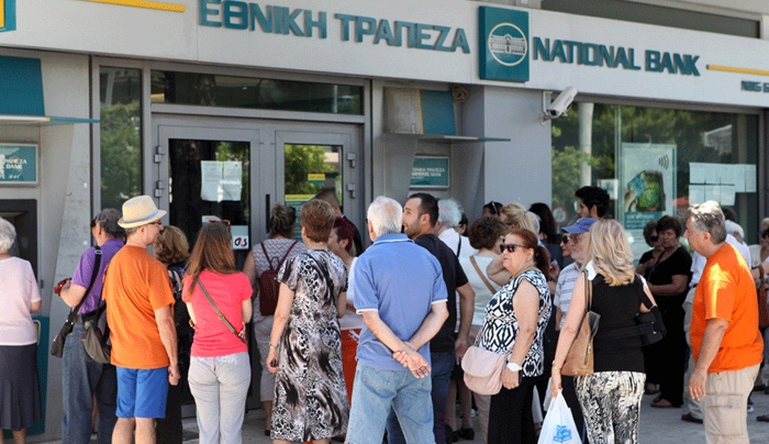 Κλειστές και τη Δευτέρα οι τράπεζες - Οριο 1.000 ευρώ σε όσους ταξιδεύουν στο εξωτερικό