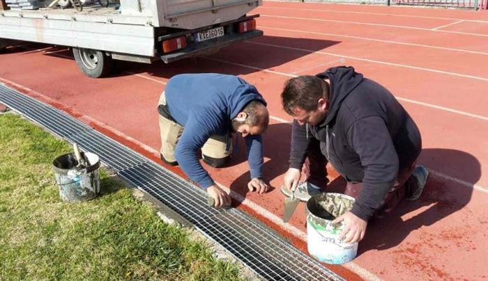 Τοποθέτηση μεταλλικών ανοξείδωτων σχαρών στο κανάλι απορροής στο νέο στάδιο Κω (φωτό)