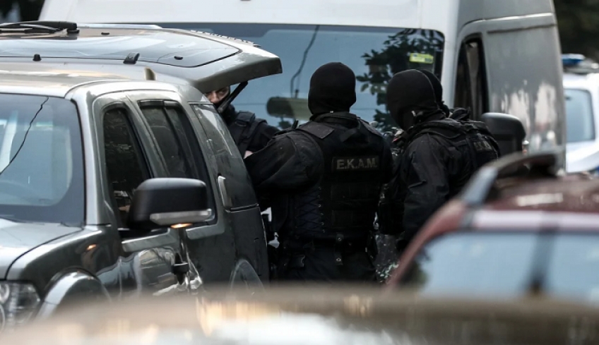 Ληστεία τράπεζας στη Μητροπόλεως: Βίντεο - ντοκουμέντο από τη σύλληψη του δραπέτη