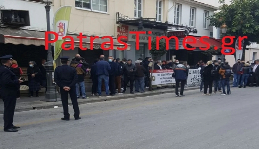Οργή των εμπόρων στην Πάτρα: Εντονες αποδοκιμασίες κατά την άφιξη Πέτσα (βίντεο)
