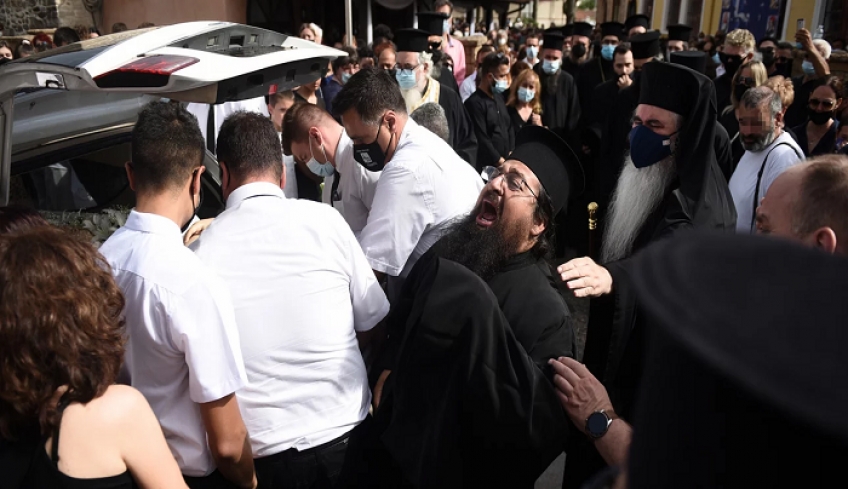 Σκηνές αρχαίας τραγωδίας στην κηδεία της 14χρονης που πέθανε από σηπτικό σοκ -Σπάραξε ο ιερέας πατέρας της [εικόνες]