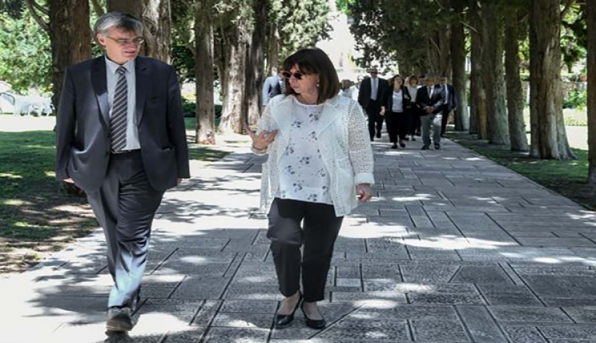 Η Κατερίνα Σακελλαροπούλου συνάντησε και αποθέωσε τον Σωτήρη Τσιόδρα και τα μέλη της Εθνικής Επιτροπής