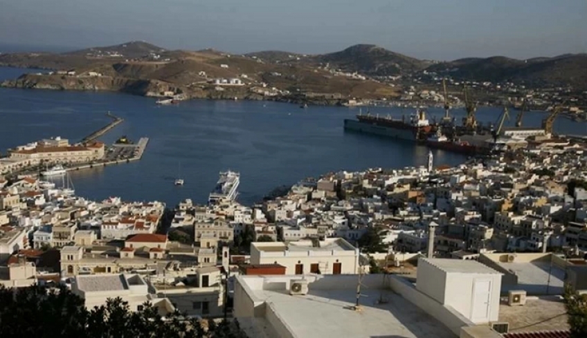 Σύρος: Και ξαφνικά ο δρόμος στην Ερμούπολη γέμισε με...λεφτά - Τι συνέβη