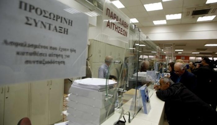 Συντάξεις: Τσεκούρι μέχρι 12%! Με ρήτρα ηλικίας οι μειώσεις – Ποιοι τη γλιτώνουν!