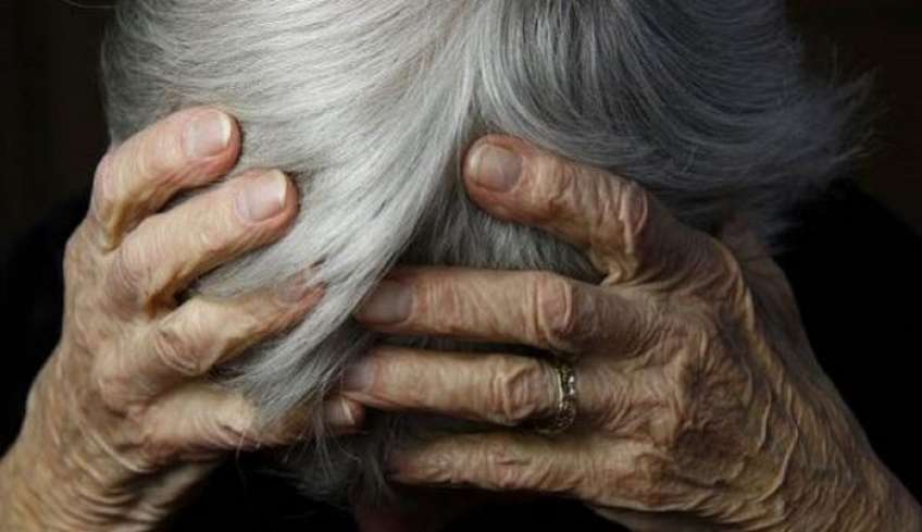 Πάτρα: Ηλικιωμένη πέταξε σακούλα με 12.000 ευρώ από το μπαλκόνι με πρόσχημα τροχαίο