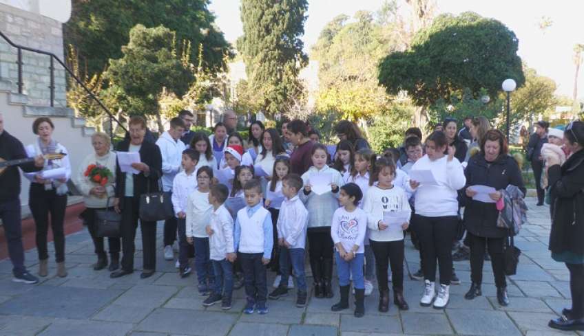 Στην Κω ταξίδεψαν τα παιδιά της Νισύρου για να πουν τα Νισύρικα κάλαντα, στον Σεβασμιώτατο και τον Έπαρχο!