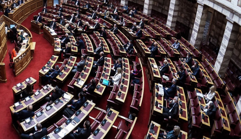 Βουλή: Ψηφίστηκε το νέο πλαίσιο για τις δημόσιες συμβάσεις