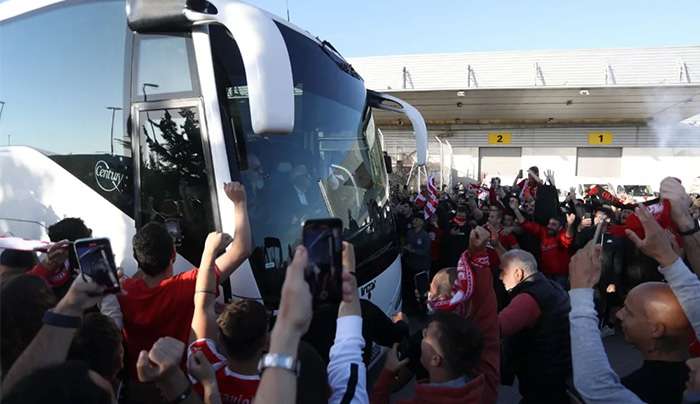Ολυμπιακός: Επέστρεψαν οι “ήρωες του Μπέρμιγχαμ”, χαμός στο αεροδρόμιο