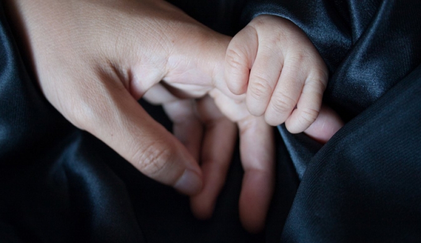 Πρόωρη σύνταξη για 12.000 µητέρες µε πλήρεις αποδοχές - Προϋποθέσεις και νέα όρια ηλικίας