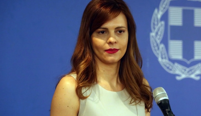 Αχτσιόγλου: Νέα προγράμματα για «μπλοκάκια»