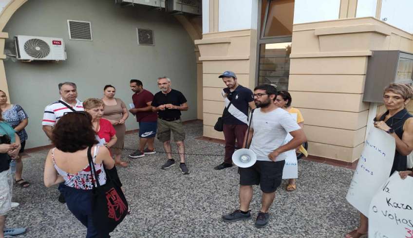 Παράσταση διαμαρτυρίας στα γραφεία της Ένωσης Ξενοδόχων από το Σωματείο Ξενοδοχοϋπαλλήλων και Σερβιτόρων Κω